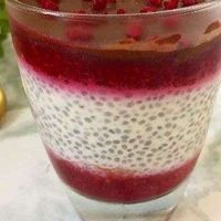 Graines de chia lait de coco fraise framboise