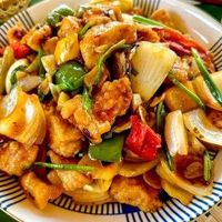 PAD PRIK : émincé de poulet , oignons, poivrons, basilic Thaï, sauces huître et soja + riz jasmin 