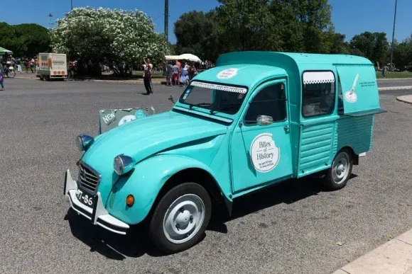 Quand l'ancêtre du food truck roulait en 2CV fourgonnette