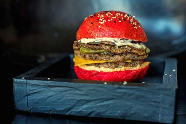 Un smash burger au buns rouges