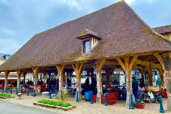 Un marché couvert typique de la Normandie